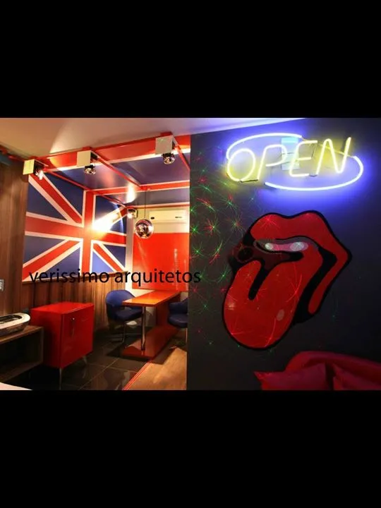 Suíte temática com decoração estilo rock