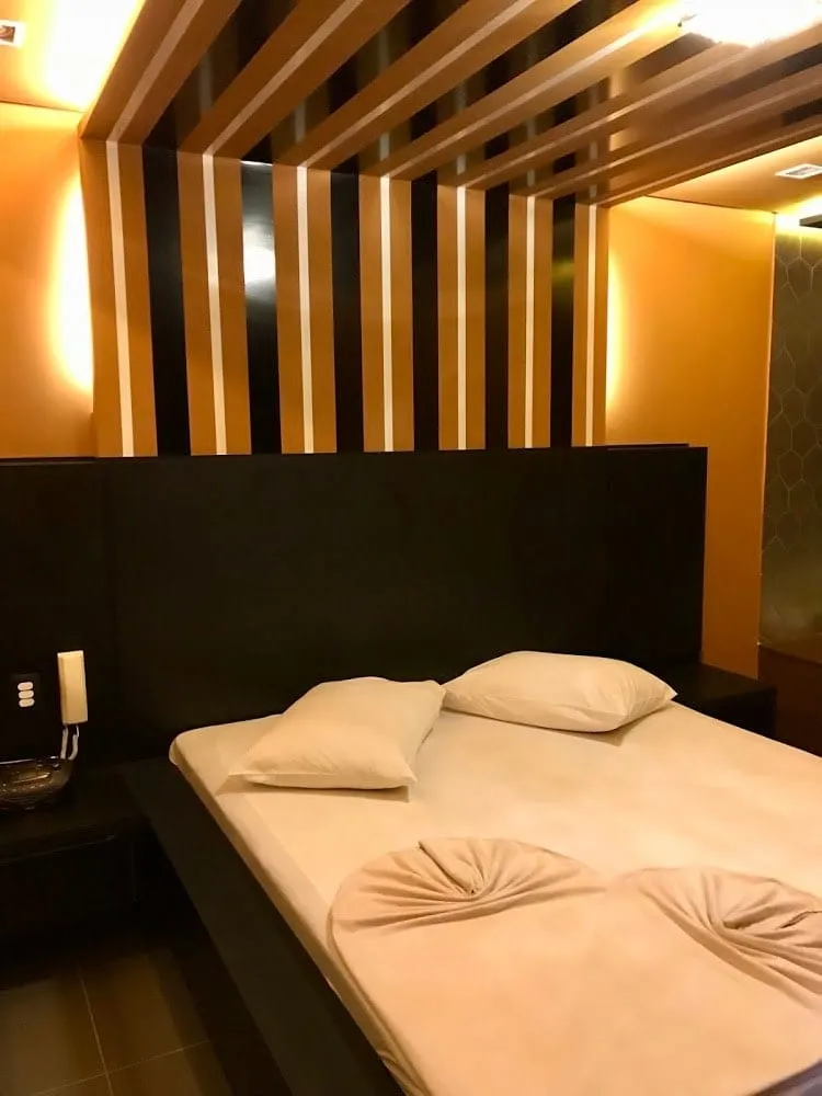 Suíte com cama de casal confortável