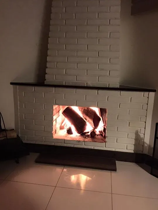 Suíte com lareira acesa