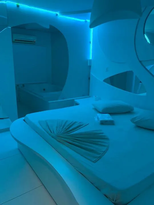 Suíte temática com iluminação LED azul e cama redonda