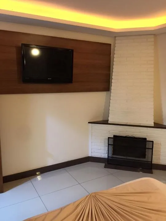 Suíte com cama e TV