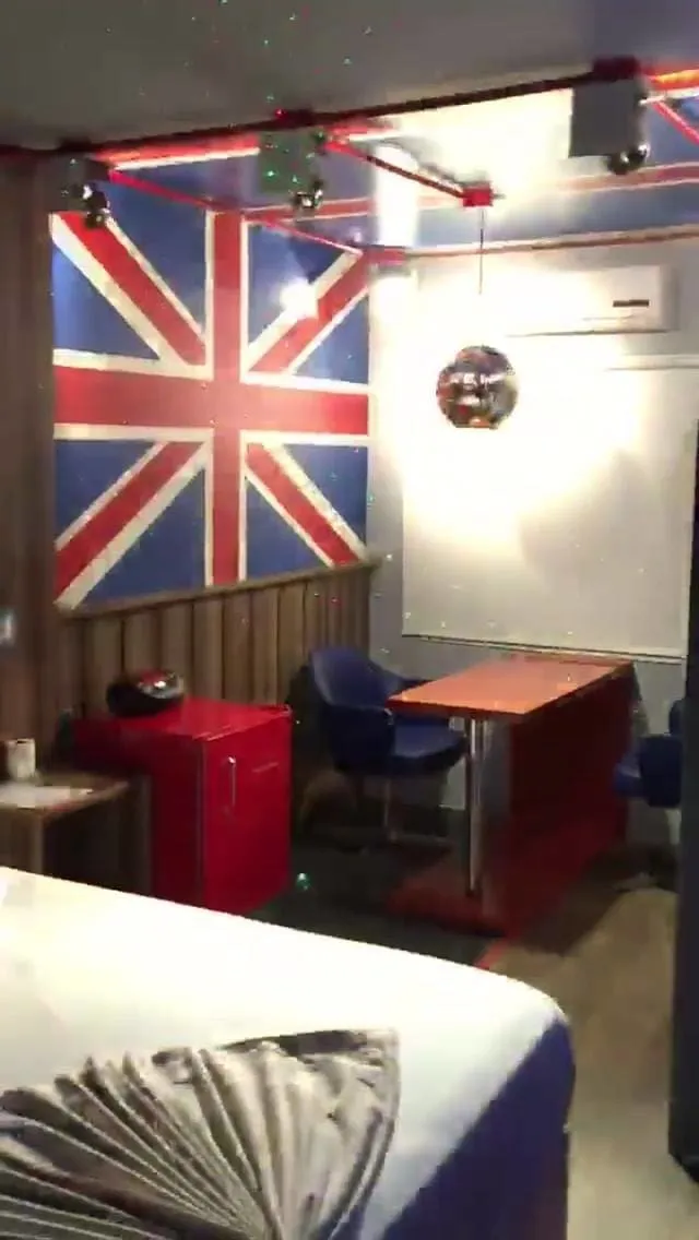 Suíte temática com bandeira e poltronas
