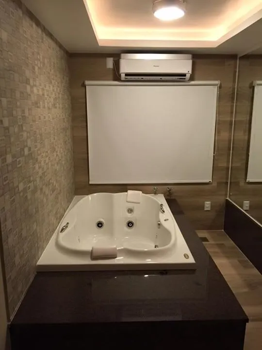 Suíte com hidromassagem e ar-condicionado