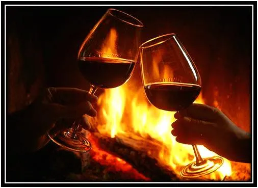 Taças de vinho com lareira ao fundo